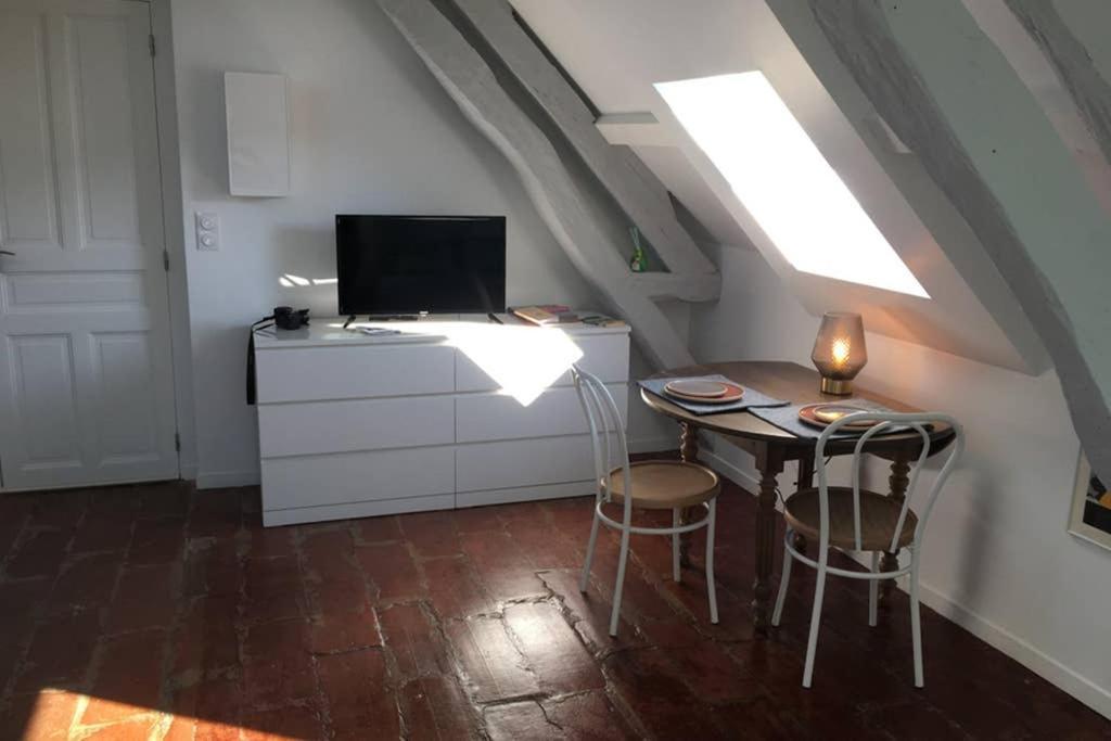 TONNERRE grand studio de charme au coeur de la ville Extérieur photo